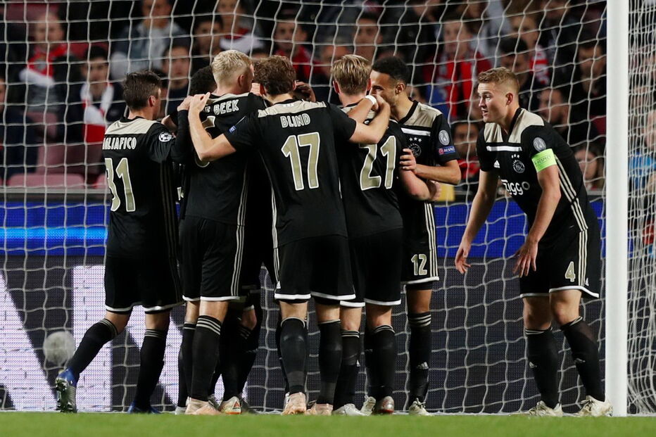 Jogadores do Ajax celebram golo marcado ao Benfica