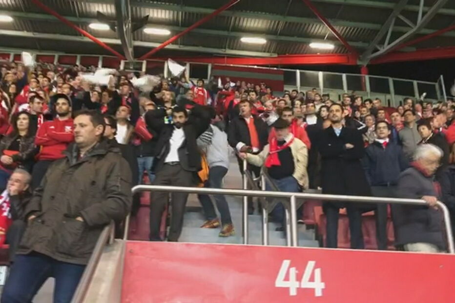 Lenços brancos no Estádio da Luz após empate com o Ajax