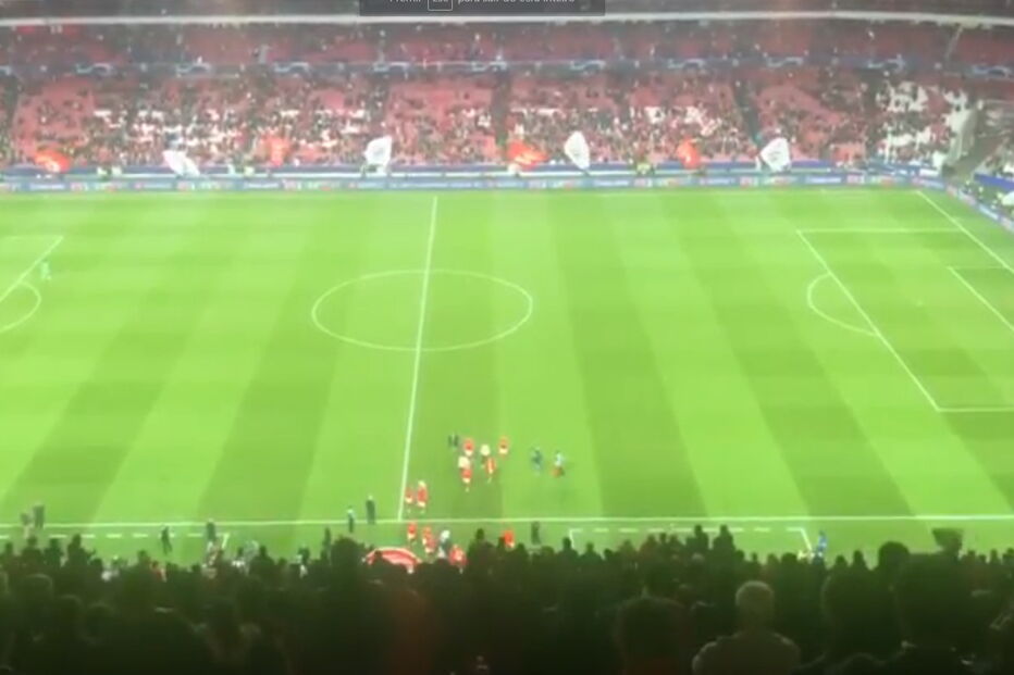 Lenços brancos no Estádio da Luz após empate com o Ajax	