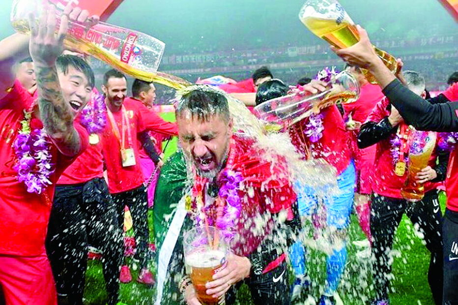 Vítor Pereira celebrou com a bandeira nacional... e cerveja 