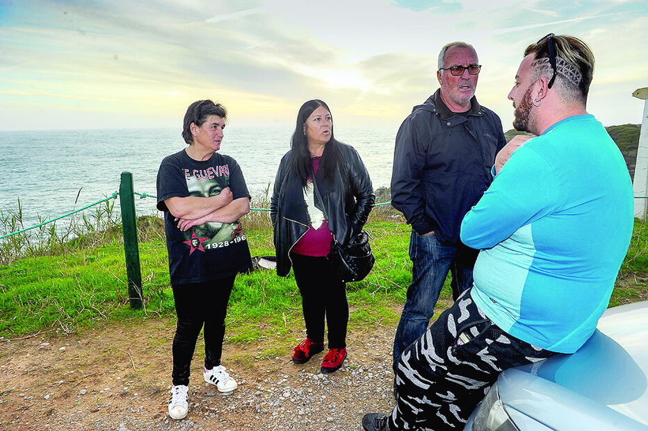 Populares acompanharam de perto as buscas pelo artista 