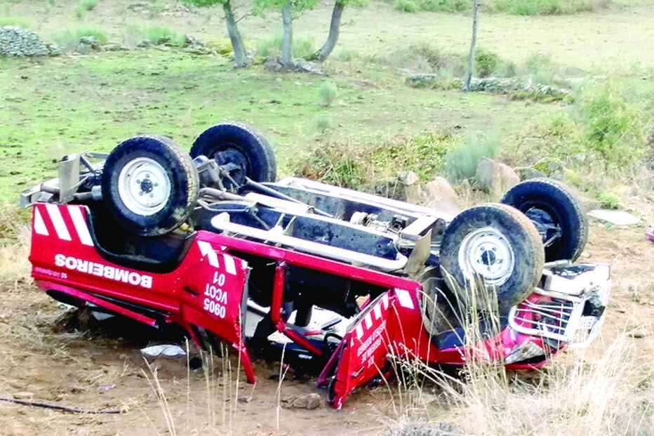 Comandante dos bombeiros tem acidente a caminho de emergência 