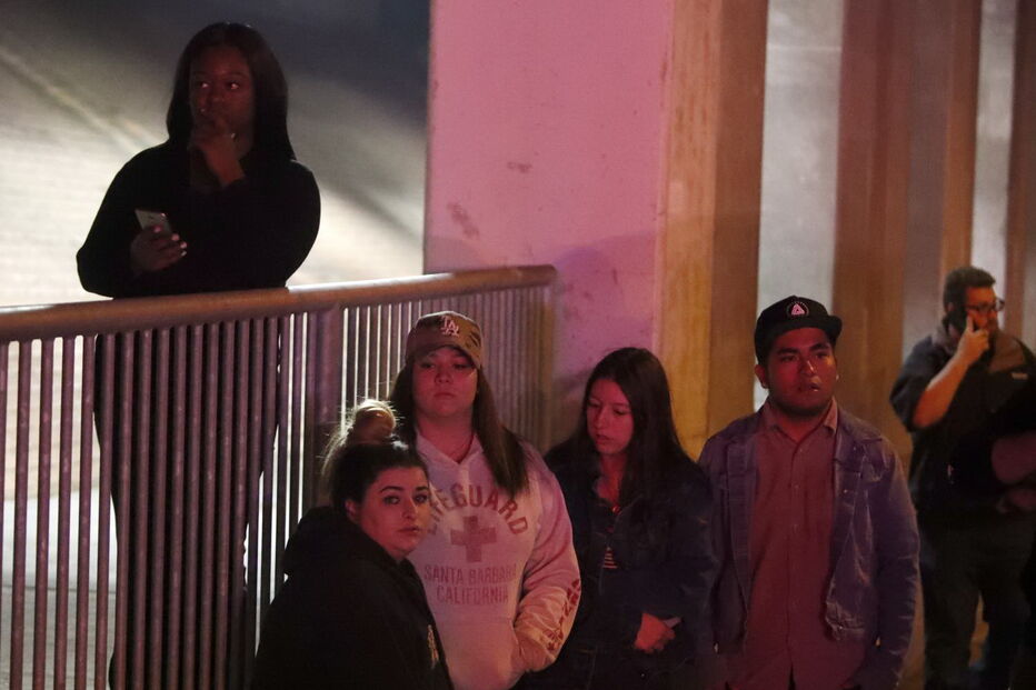 Polícia entre os 12 mortos em tiroteio num bar na Califórnia