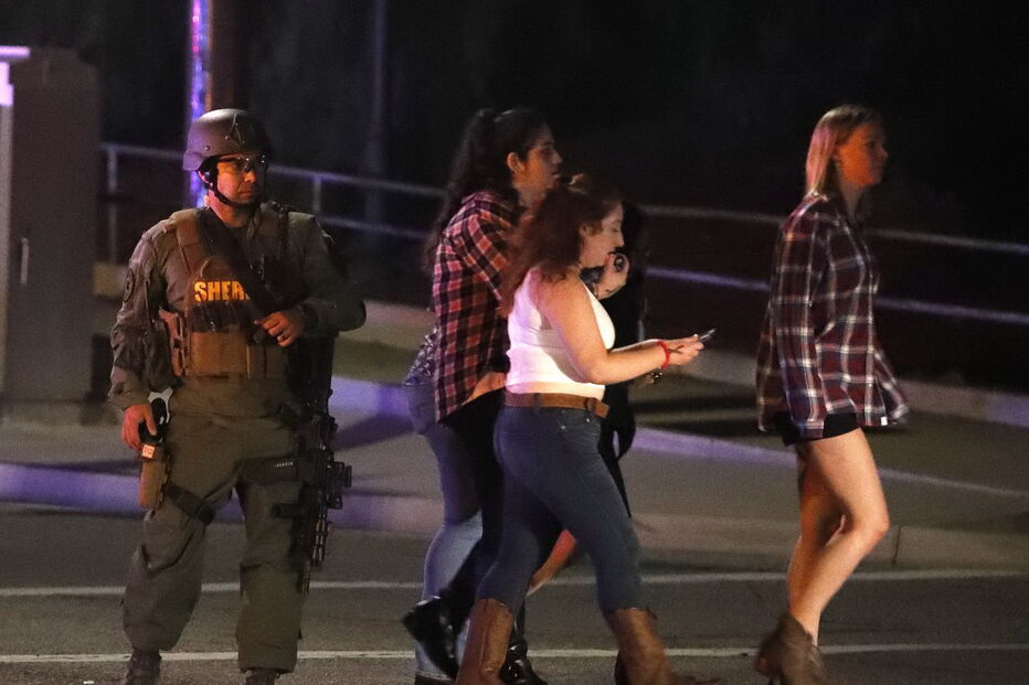 Polícia entre os 12 mortos em tiroteio num bar na Califórnia