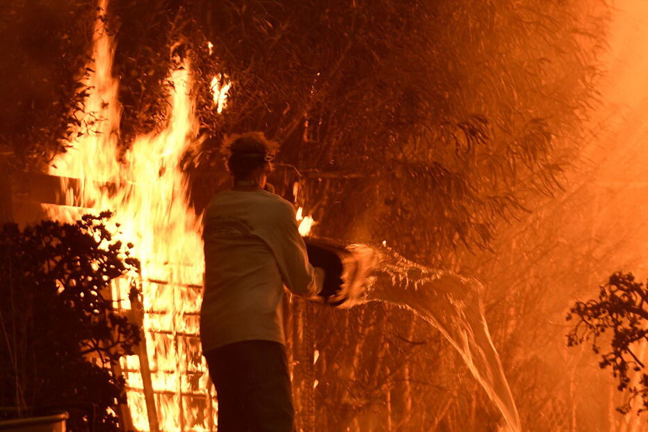 Incêndio fora de controlo está a devastar a Califórnia