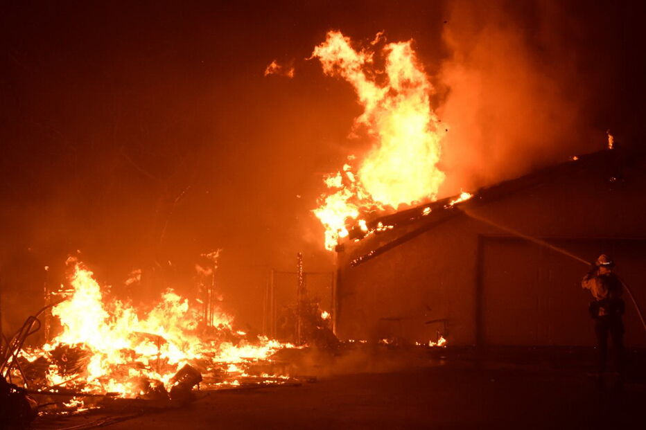 Incêndio fora de controlo está a devastar a Califórnia