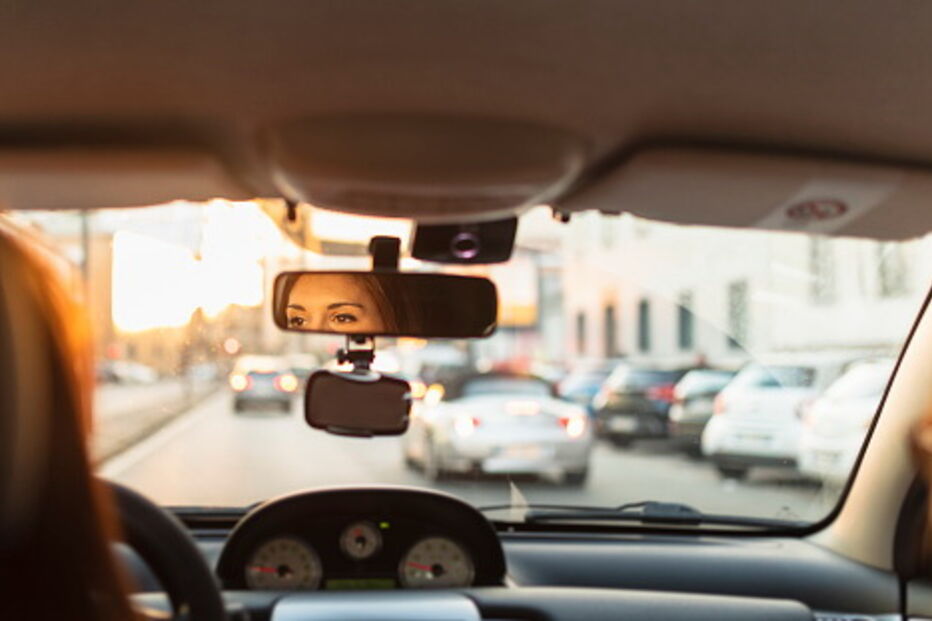 Mulher sequestrada no seu próprio carro