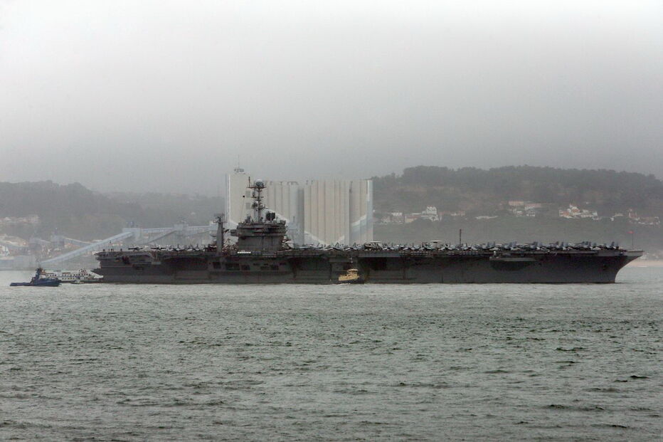 Porta-aviões americano USS Harry S. Truman atracado no Tejo