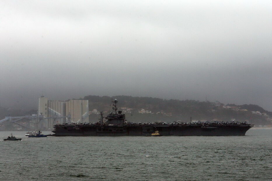 Porta-aviões americano USS Harry S. Truman atracado no Tejo