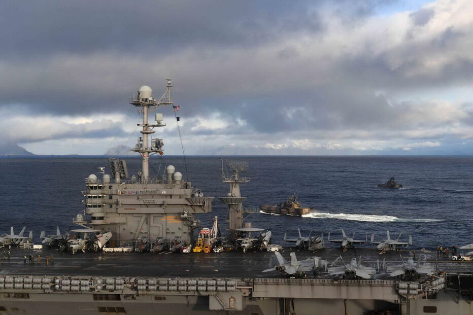 Porta-aviões americano USS Harry S. Truman atracado no Tejo