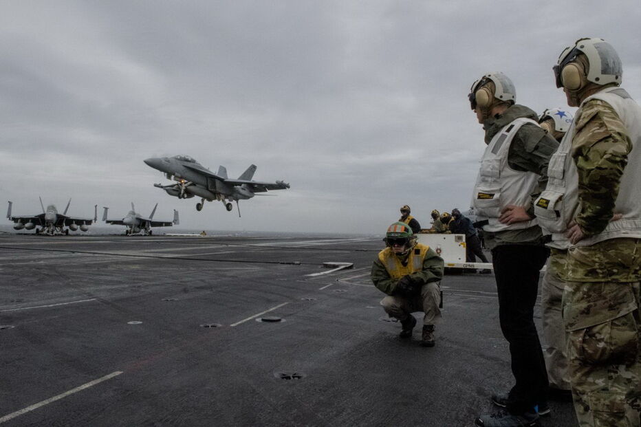 Porta-aviões americano USS Harry S. Truman atracado no Tejo