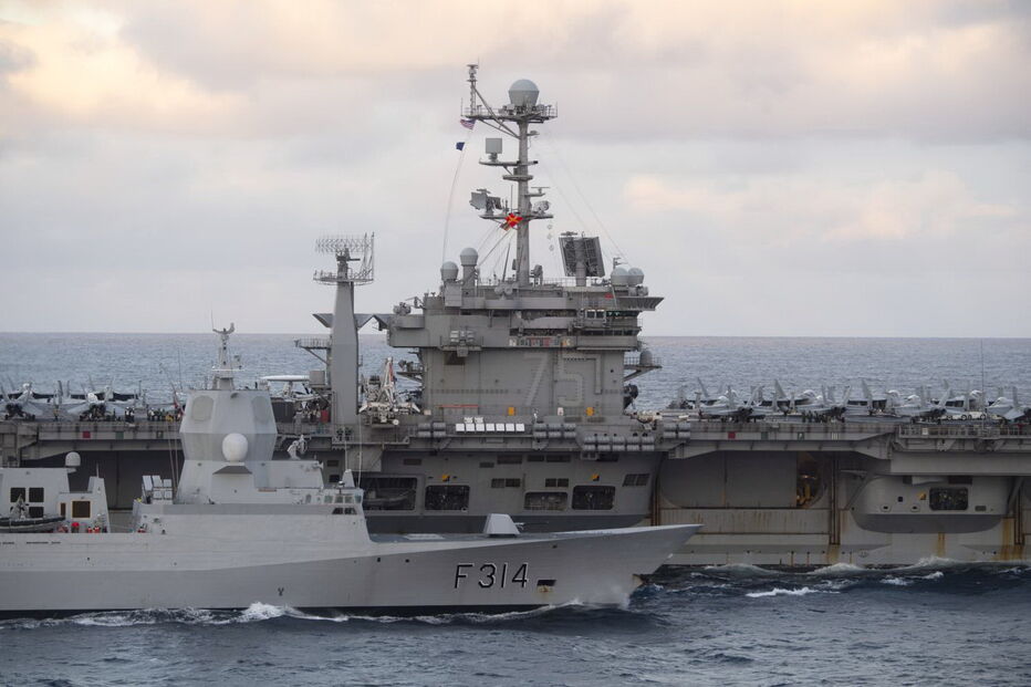 Porta-aviões americano USS Harry S. Truman atracado no Tejo
