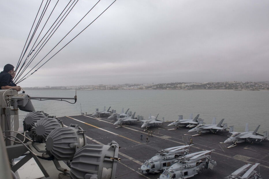  Porta-aviões americano USS Harry S. Truman atracado no Tejo