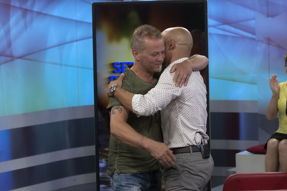 João Nunes (à esq.) abraçou Carlos, filho do pai de ambos, falecido em 2006   