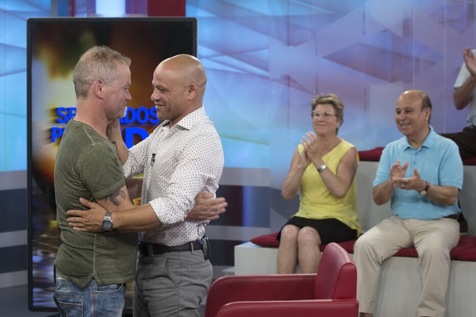 João Nunes (à esq.) abraçou Carlos, filho do pai de ambos, falecido em 2006   