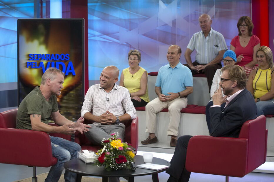 João Nunes (à esq.) abraçou Carlos, filho do pai de ambos, falecido em 2006   