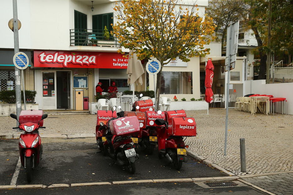 Três assaltantes invadiram a Telepizza de Santo Amaro de Oeiras e roubaram dinheiro e telemóvel a funcionária 