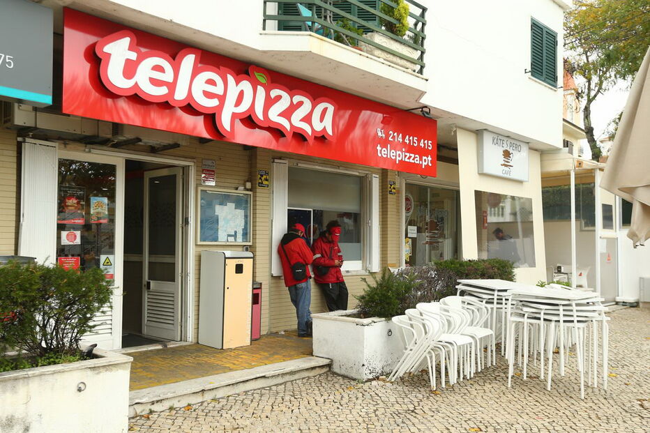 Três assaltantes invadiram a Telepizza de Santo Amaro de Oeiras e roubaram dinheiro e telemóvel a funcionária 