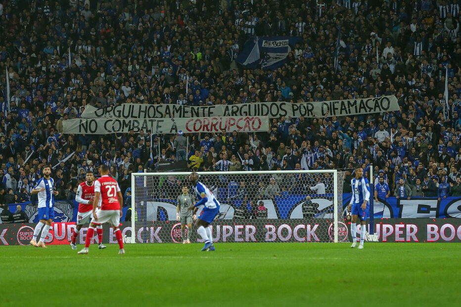 Super Dragões lançam farpa ao Benfica durante jogo com o Braga