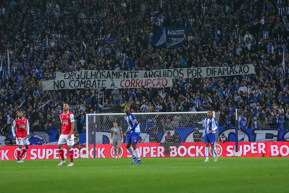Super Dragões lançam farpa ao Benfica durante jogo com o Braga
