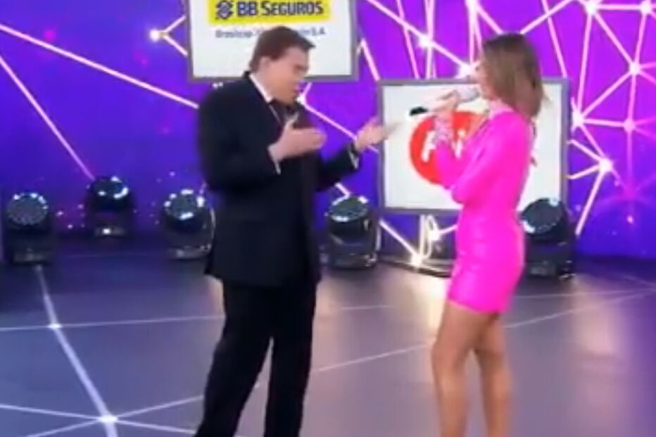 Claudia Leitte e Silvio Santos no programa 