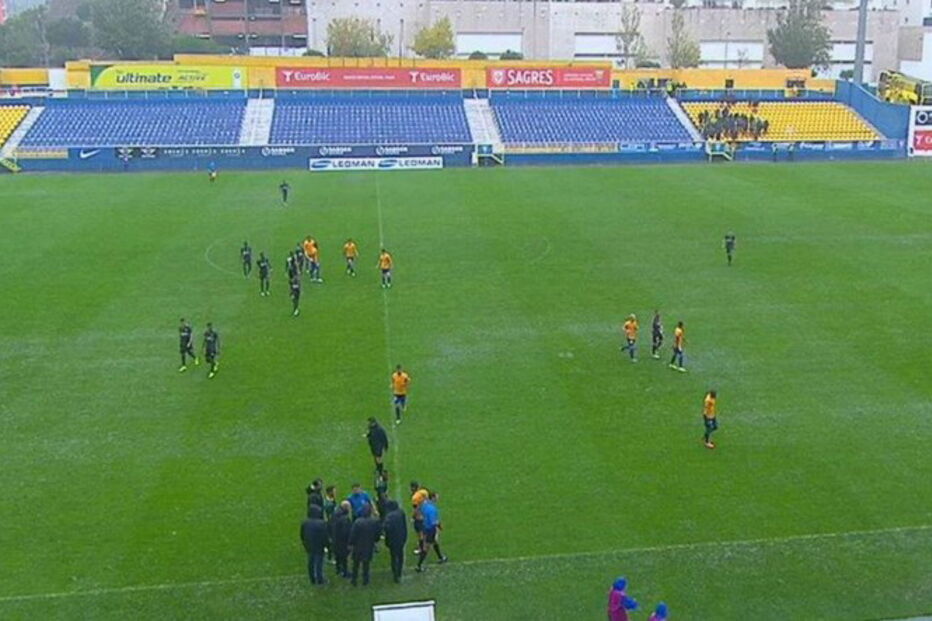 Jogo Estoril -Paços de Ferreira interrompido devido ao mau tempo