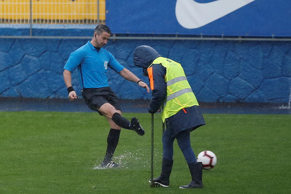 O temporal que interrompeu o jogo entre Estoril e Paços de Ferreira