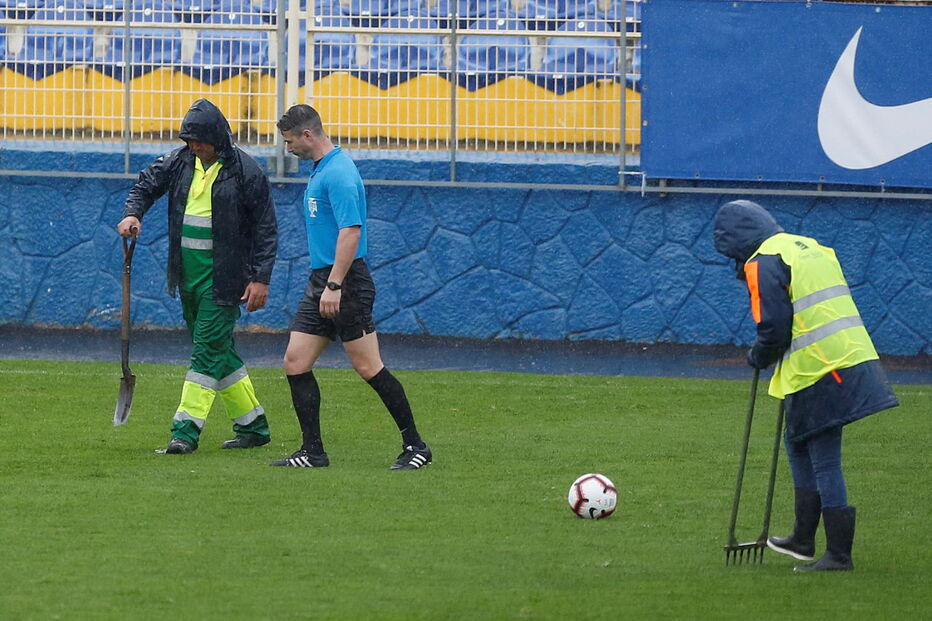 O temporal que interrompeu o jogo entre Estoril e Paços de Ferreira