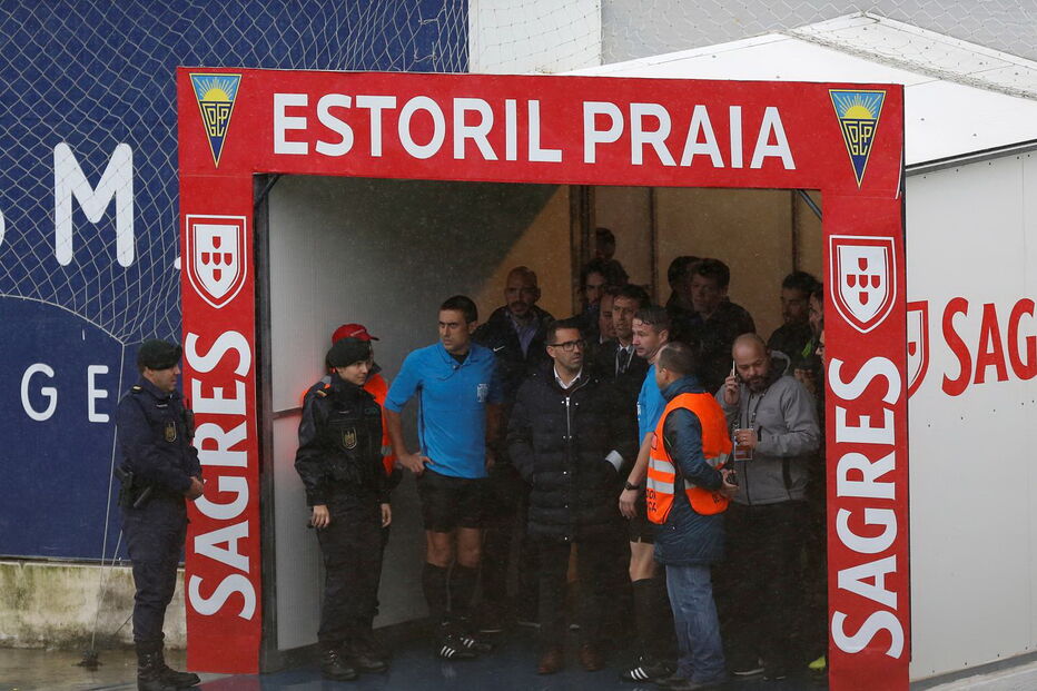 O temporal que interrompeu o jogo entre Estoril e Paços de Ferreira