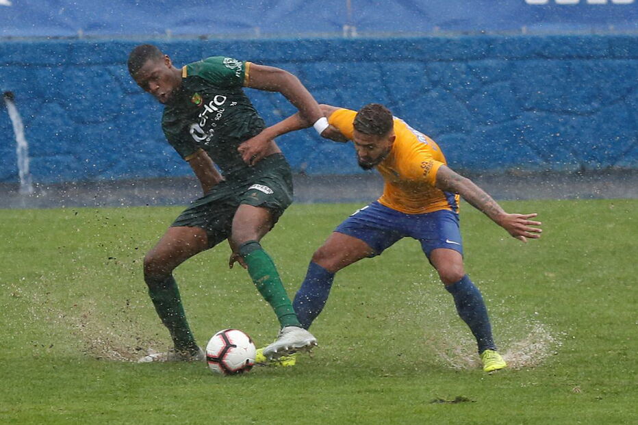 O temporal que interrompeu o jogo entre Estoril e Paços de Ferreira