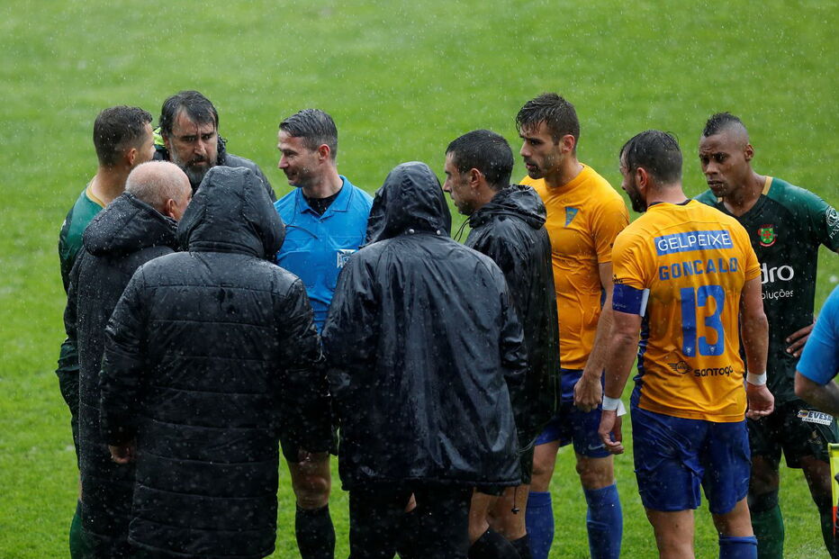 O temporal que interrompeu o jogo entre Estoril e Paços de Ferreira