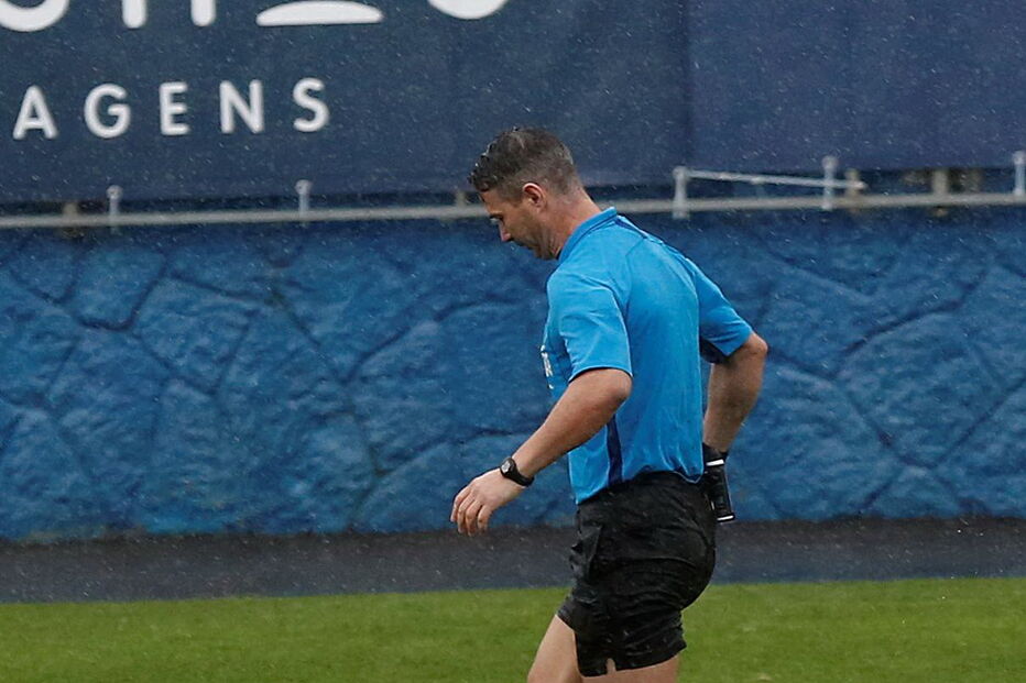 O temporal que interrompeu o jogo entre Estoril e Paços de Ferreira