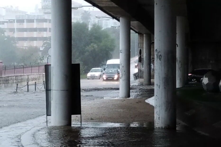 Rotunda das Bolas, em Massamá, ficou praticamente submersa