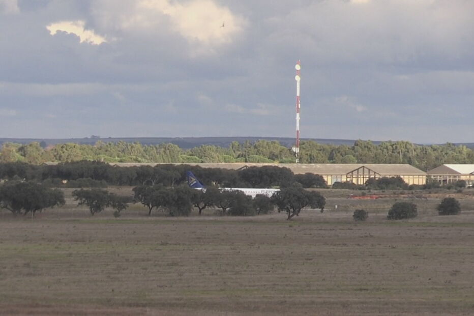 Avião que declarou emergência em pleno voo aterrou no aeroporto de Beja	