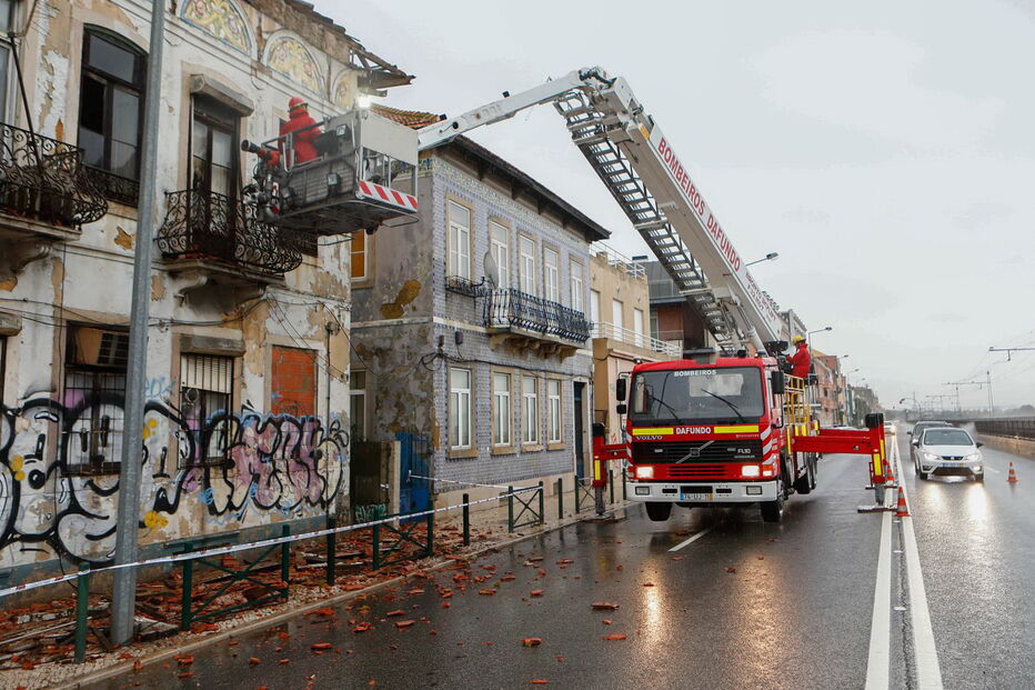 Telhado de prédio desabou em Algés