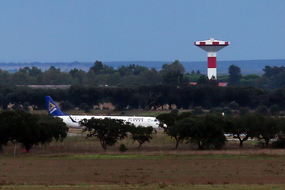 Avião que declarou emergência em pleno voo aterrou no aeroporto de Beja	