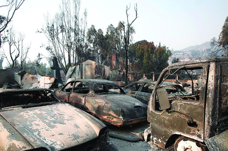 Centenas de carros foram destruídos pelas chamas