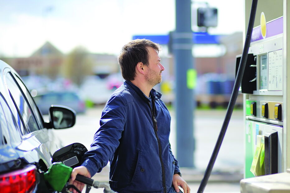 Atestar o depósito do carro ficará mais barato esta semana. Países da OPEP reuniram-se ontem no Dubai    