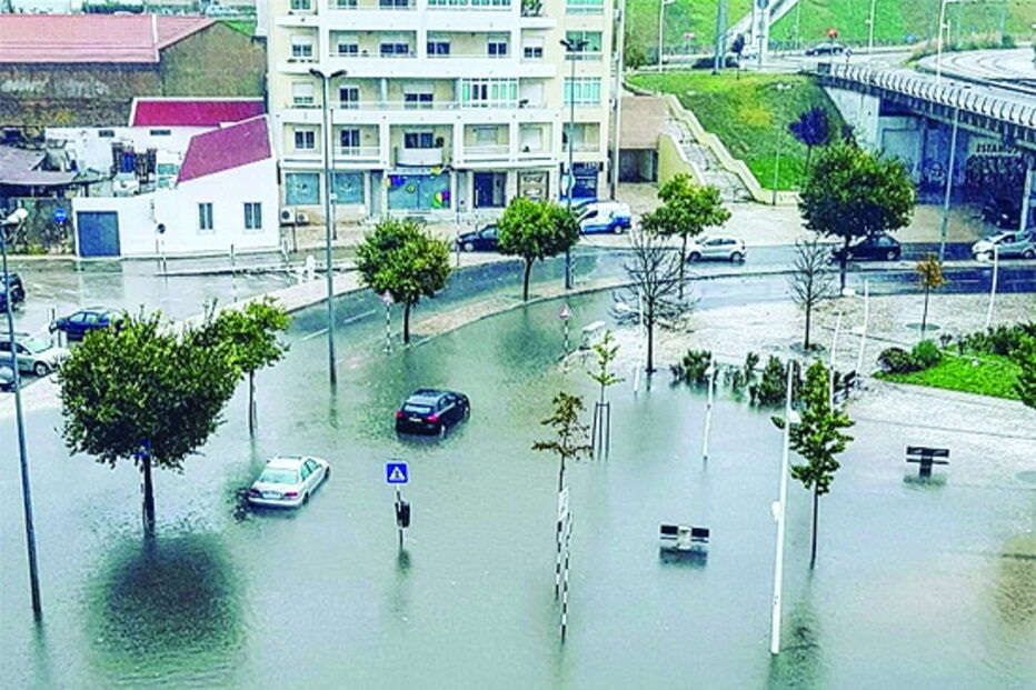 Carros quase ficaram submersos na Cova da Piedade, Almada 