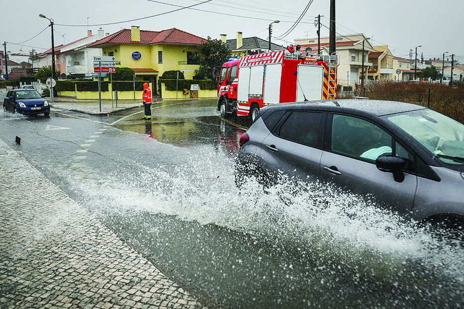 Lençóis de água na estrada de Tires, Cascais 