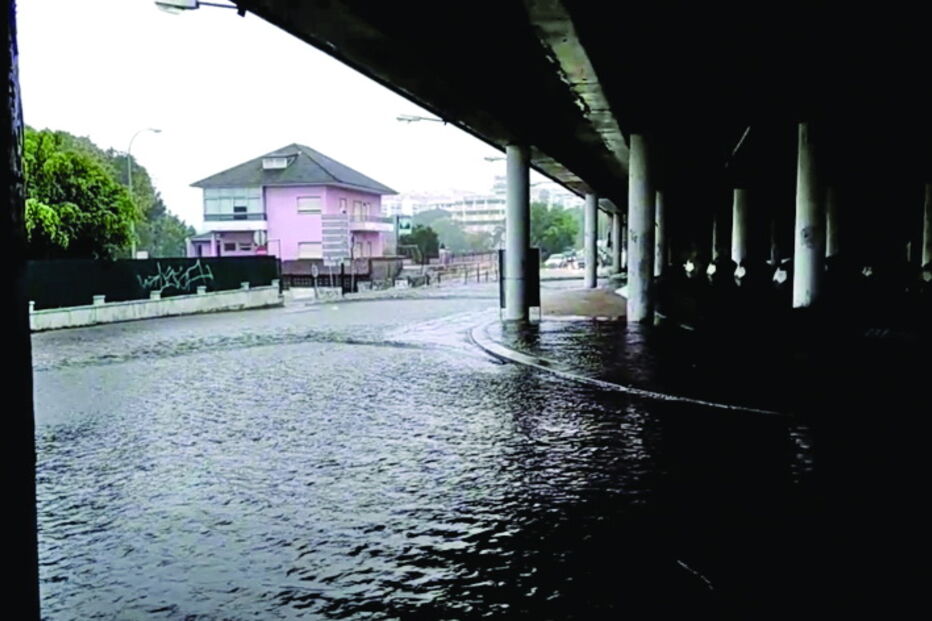 Rotunda de Massamá, junto ao IC19, intransitável 