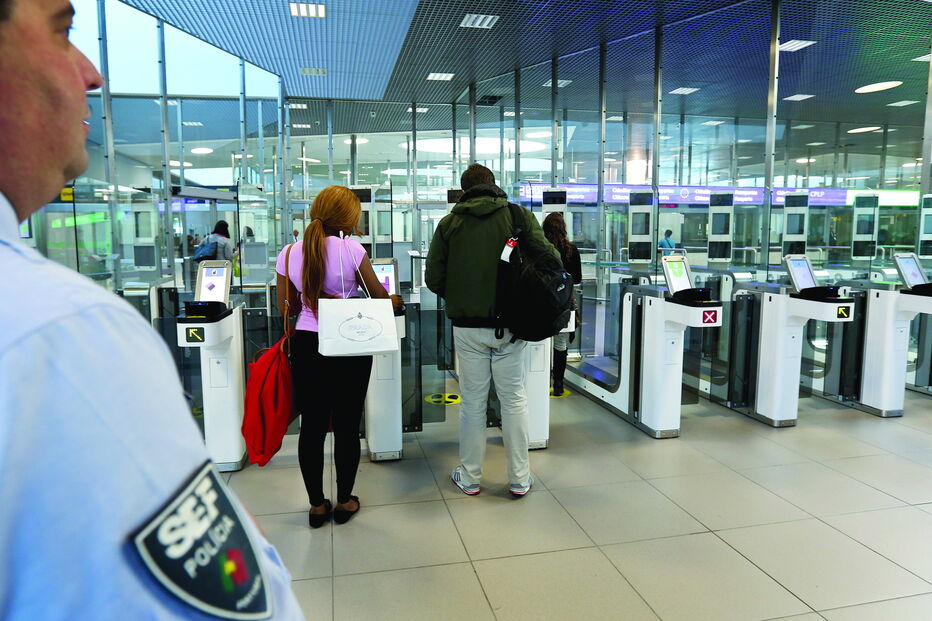 SEF aperta cerco a redes de tráfico humano nos aeroportos nacionais, apreendendo documentação falsificada 