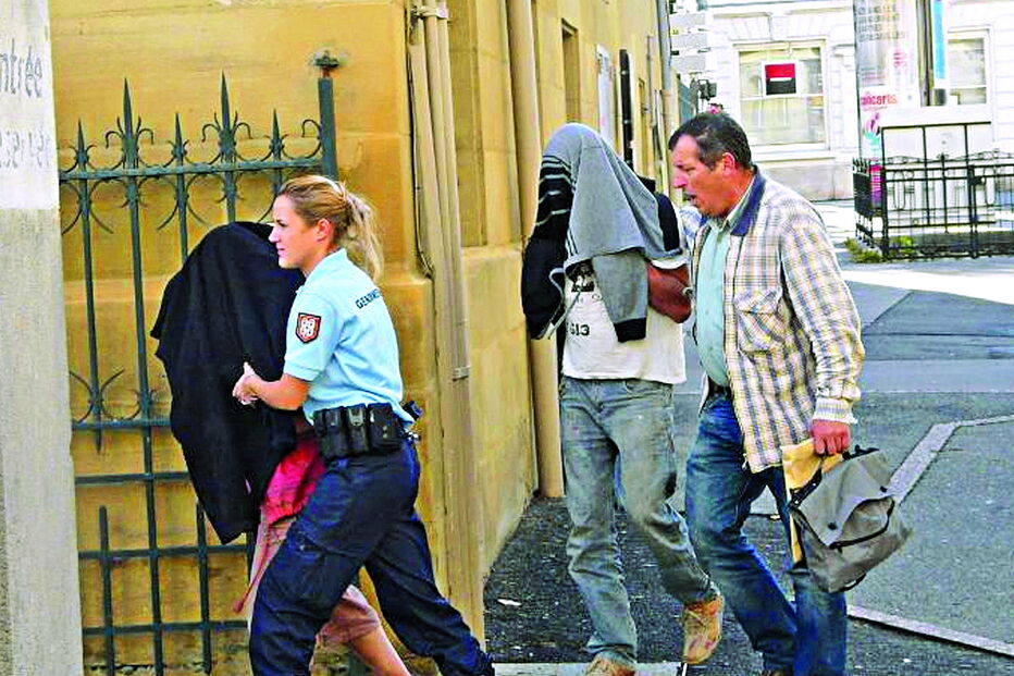 Momento em que o casal foi detido pela polícia francesa, em 2013. Rosa Cruz vai agora ser julgada, mas o marido não chegou a ser pronunciado  