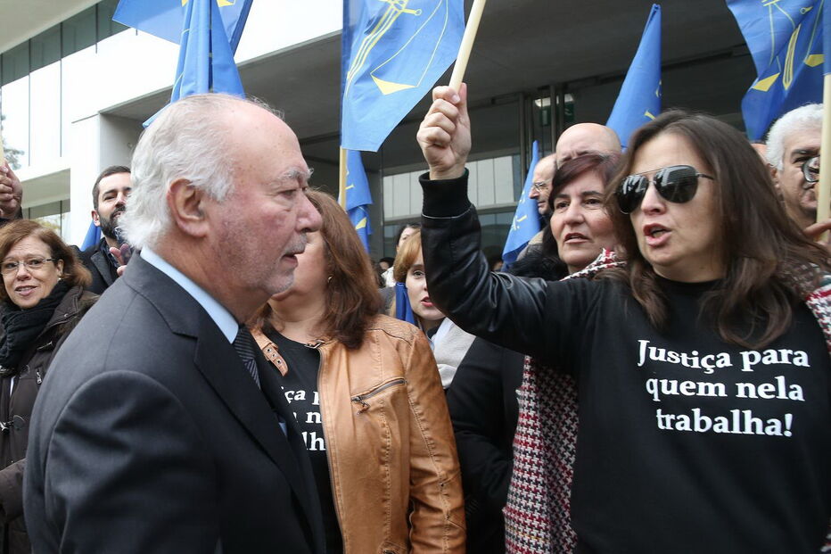 Arlindo de Carvalho entrou no tribunal entre protestos de oficiais de justiça, que estavam em greve