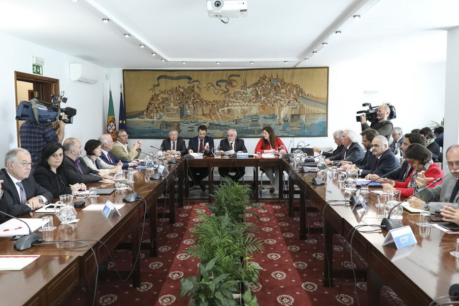 Governo e parceiros sociais discutem aumento do salário mínimo