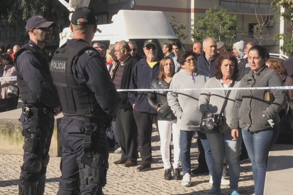 Populares junto ao perímetro de segurança no Tribunal do Barreiro