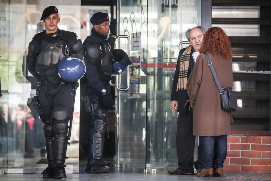 As imagens das imediações do Tribunal do Barreiro antes do interrogatório a Bruno de Carvalho e Mustafá