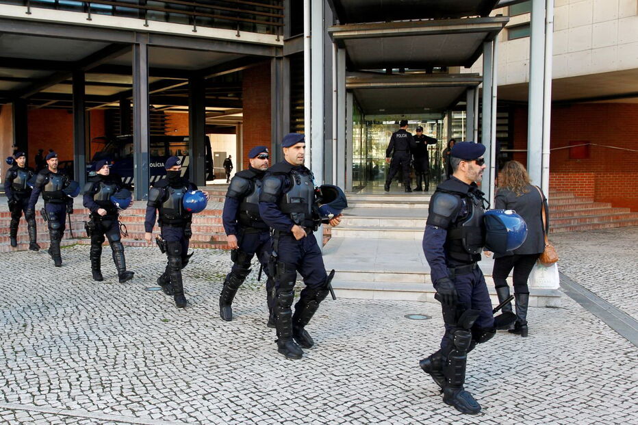 As imagens das imediações do Tribunal do Barreiro antes do interrogatório a Bruno de Carvalho e Mustafá