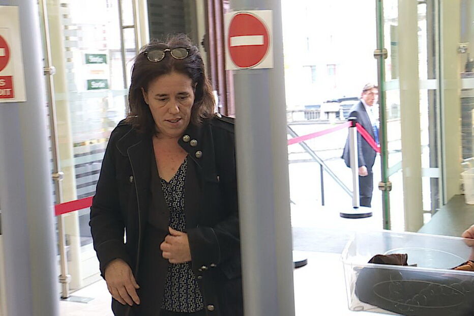 Rosa Cruz à chegada ao tribunal