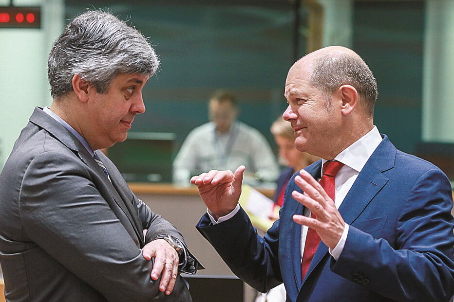 Mário Centeno, ministro português das Finanças, com o seu homólogo alemão, Olaf Scholz 